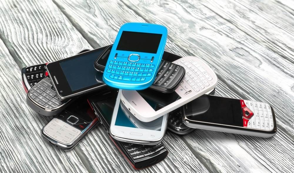 know about the procedures in dispose of mobile phones to the right person